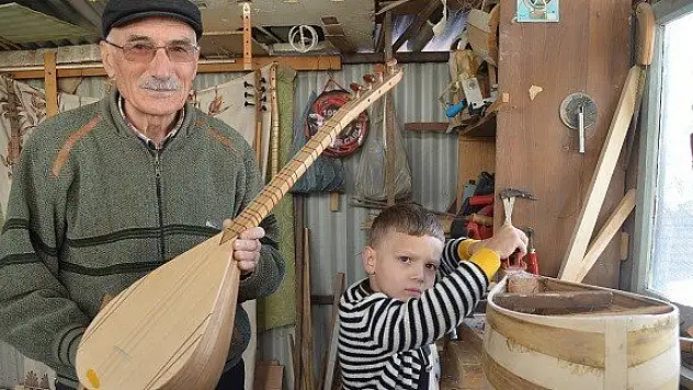 Dede-torun hem saz yapıyor, hem de çalıyor