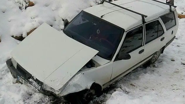 Karda kayan otomobil dereye uçtu: 2 yaralı