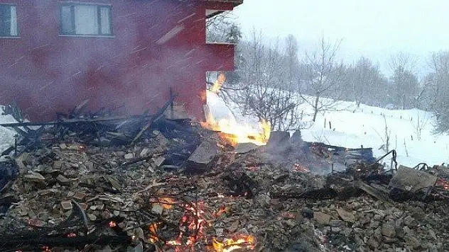 Kastamonu'da 2 katlı ahşap ev kül oldu