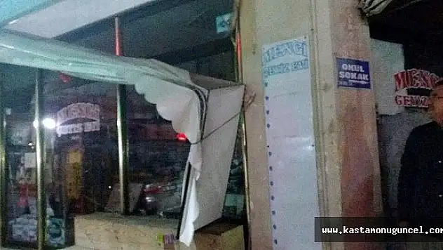 Kastamonu'da fırtına ve sağanak yağış hayatı felç etti