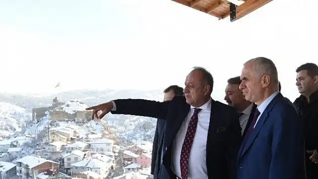 Kaya, Kastamonu Belediyesi'nin projelerini gezdi