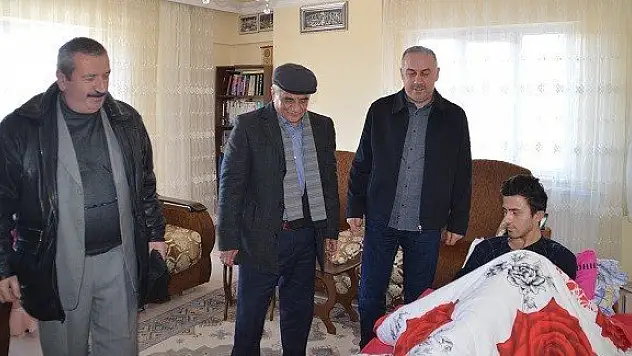 Siyasi parti temsilcileri yaralı polisi ziyaret etti