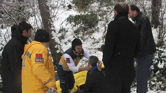 Ticari taksi dereye yuvarlandı: 3 yaralı