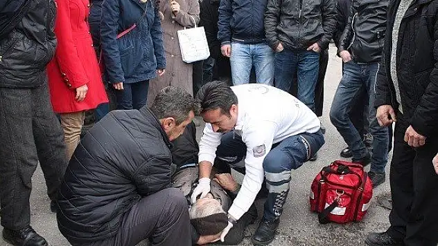 Yaşlı adamın imdadına vatandaşlar yetişti