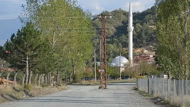 Yol ortasında kalan elektrik direği kaldırıldı