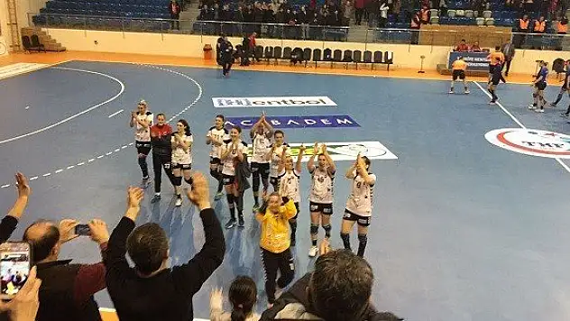 Hentbolun sultanlarından muhteşem zafer: 29-27