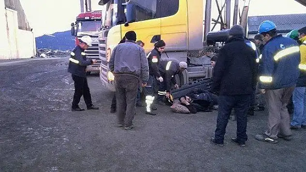 İki kamyonun arasında sıkışan şoför yaralandı