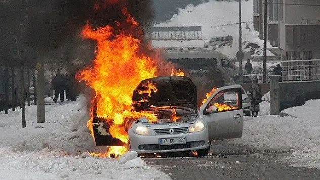 Seyir halindeki otomobil cayır cayır yandı
