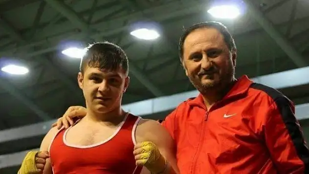 Boksör Kuşgözoğlu'ndan gümüş madalya