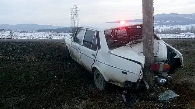 Polisin 'dur' ihtarına uymadı, direğe çarptı
