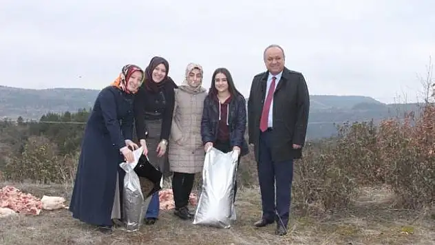 Başkan Babaş, yaban hayvanları için ormana yem bıraktı