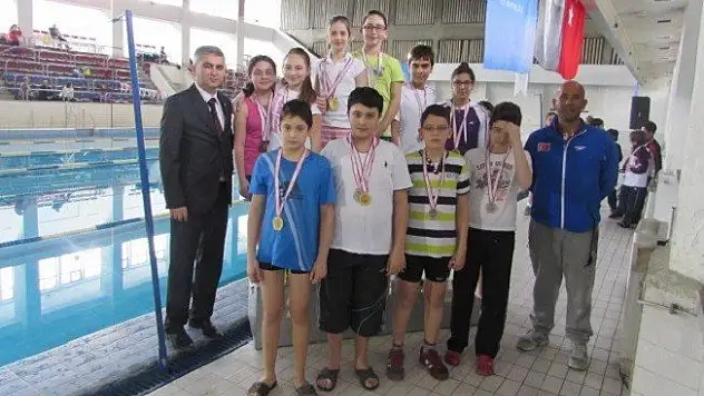 Merkez Ortaokulu'ndan madalya yağmuru