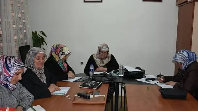 Okuma-yazma öğrenen bayanlar Cumhurbaşkanının adını yazdı