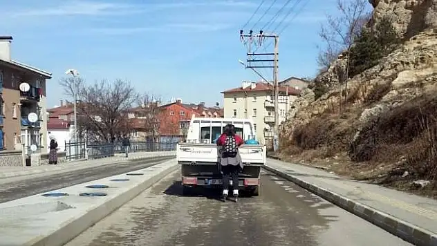 Paten kayan genç kızın kamyonet arkasında tehlikeli yolculuğu