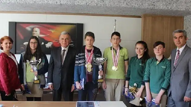 Başarılı sporculardan İl Milli Eğitim Müdürü'ne ziyaret