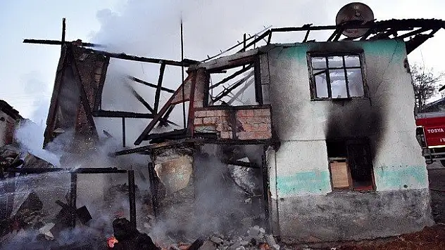 Kastamonu'da 1 ev ve samanlık kül oldu