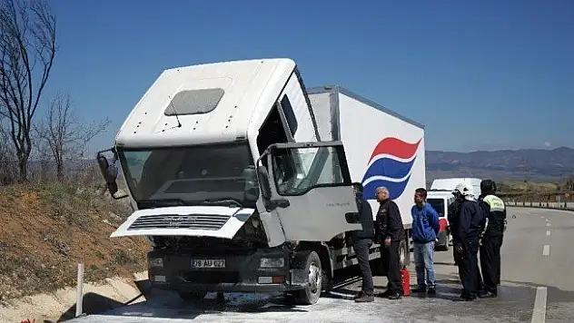 Motoru yanan kamyona itfaiye müdahale etti