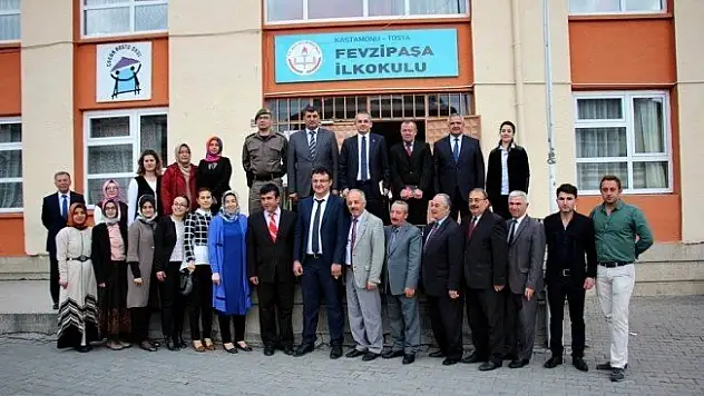 Kaymakam her sabah bir okulda öğrenciler ile kitap okuyor