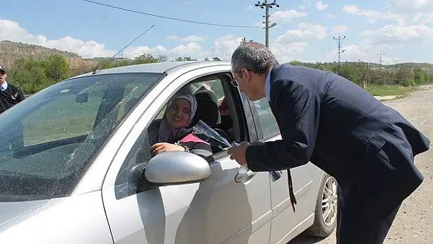 Berat Kandili'nde sürücülere gül dağıtıldı