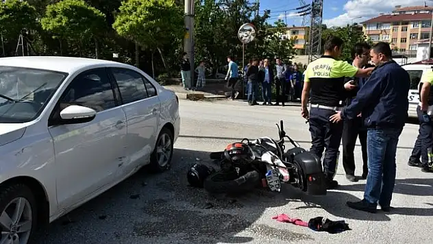 Motosiklet ile otomobil çarpıştı: 2 yaralı
