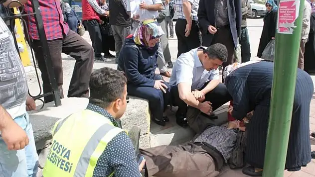 Kaymakam koruması kriz geçiren yaşlı adamı yere düşerken yakaladı