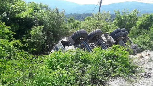 Hanönü'nde çakıl yüklü kamyon devrildi
