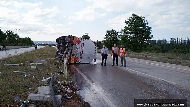Mazot yüklük tanker, yolda devrildi