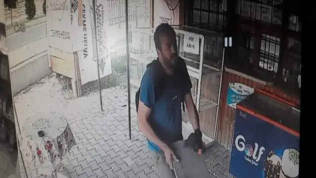 Güpegündüz camını kırdığı büfeyi soydu