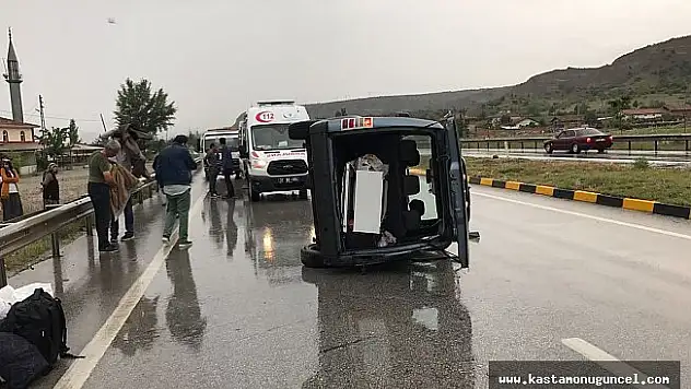 Tosya'da kamyonet devrildi: 1 yaralı