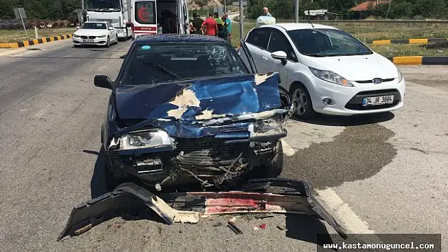 Kırmızı ışıkta iki otomobil çarpıştı: 1 yaralı