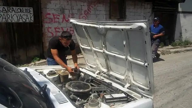 Otomobilin motoruna giren kedi, Karabük'ten Kastamonu'ya geldi