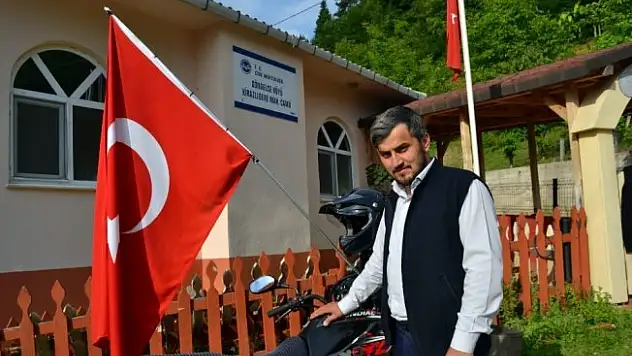 Motosikletinde bayrak taşıyarak mehter marşıyla geziyor