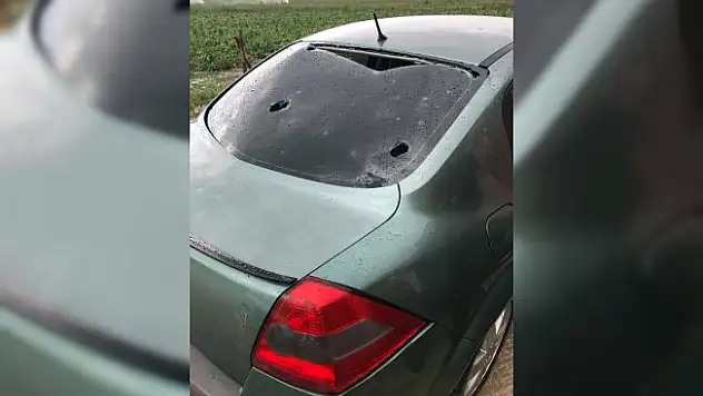 Yumurta büyüklüğünde yağan dolu, aracın camını kırdı