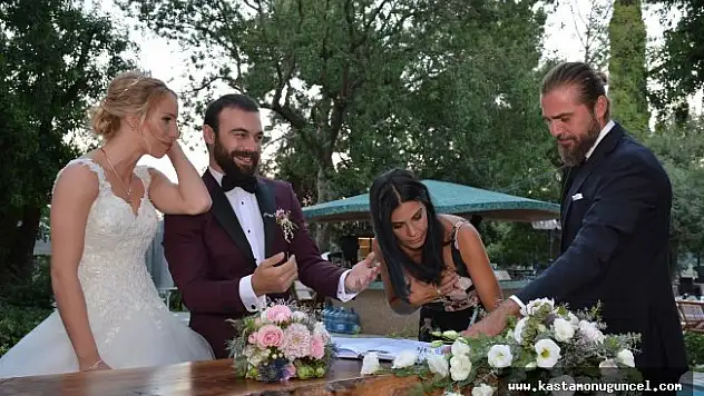 Ünlü çift dünya evine girdi!