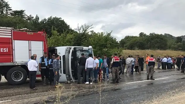Bayram tatili için gelen midibüs takla attı: 19 yaralı
