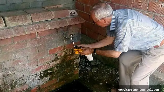 Evin çatısında mahsur kalan yaralı kuşu itfaiye kurtardı