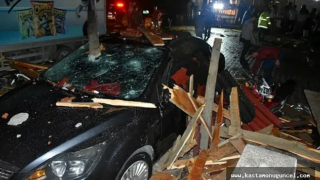 Kastamonu'da şiddetli yağmur ve rüzgar evlerin çatısını uçurdu