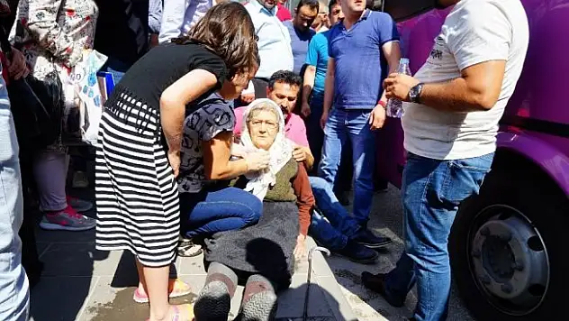 Otobüsün altında kalan yaşlı kadını vatandaşlar kurtardı