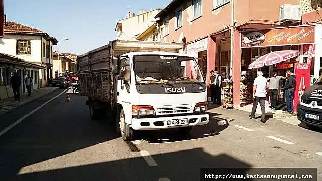 Aniden yola çıkan küçük çocuğa kamyon çarptı