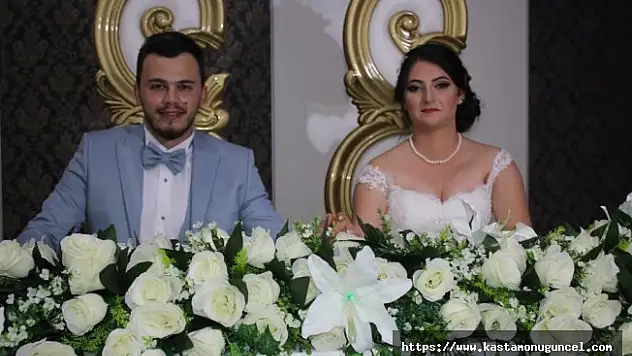 Hem söyledi hem dans etti