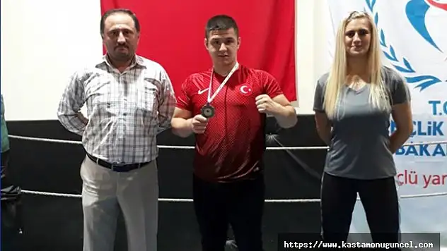 Milli Boksörümüz Kuşgözoğlu'ndan bronz madalya!
