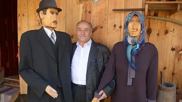 Anne babasına özlemini onların 'heykelleri' ile dindiriyor