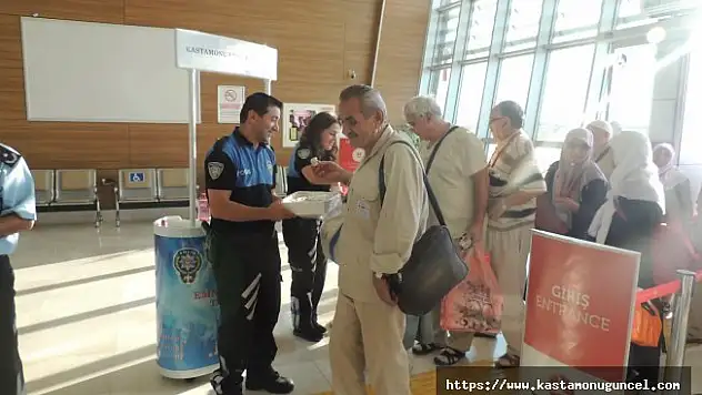 Hacılara lokum ve gül suyu ile karşılama 