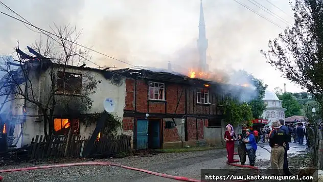 Kastamonu'da yangın: İki aile evsiz kaldı