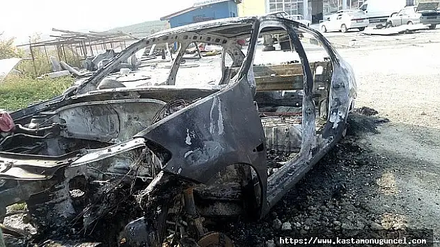 Kastamonu'da hurdaya çıkan araç yandı
