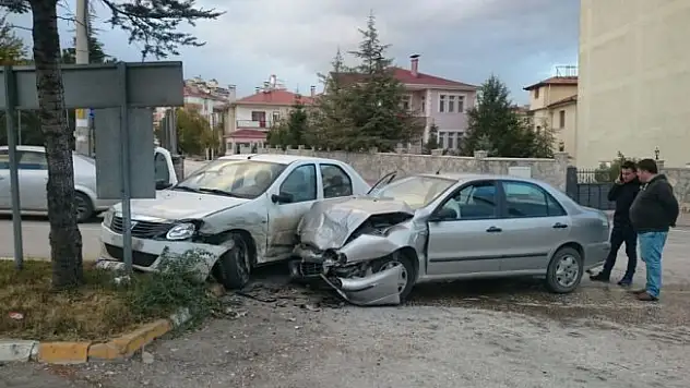 Kastamonu'da iki otomobil çarpıştı: 3 yaralı