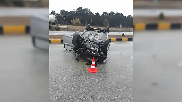 Kayganlaşan zeminde otomobil takla attı: 2 yaralı