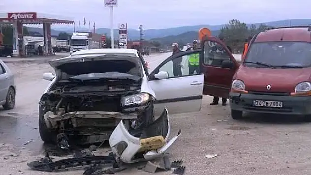 İki otomobil çarpıştı: 5 yaralı