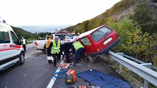 Otomobille kamyonet çarpıştı: 2 ölü, 1 yaralı