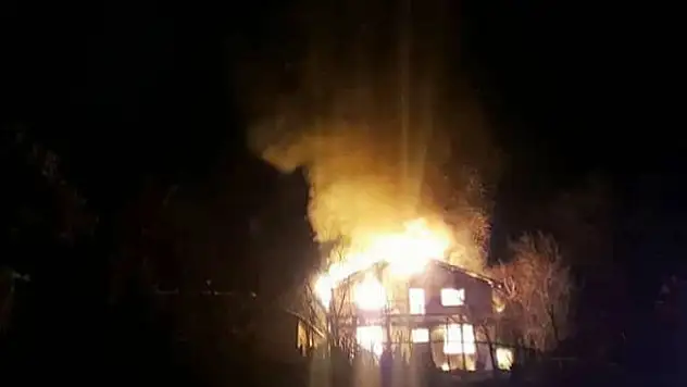 İki katlı bina yangında küle döndü